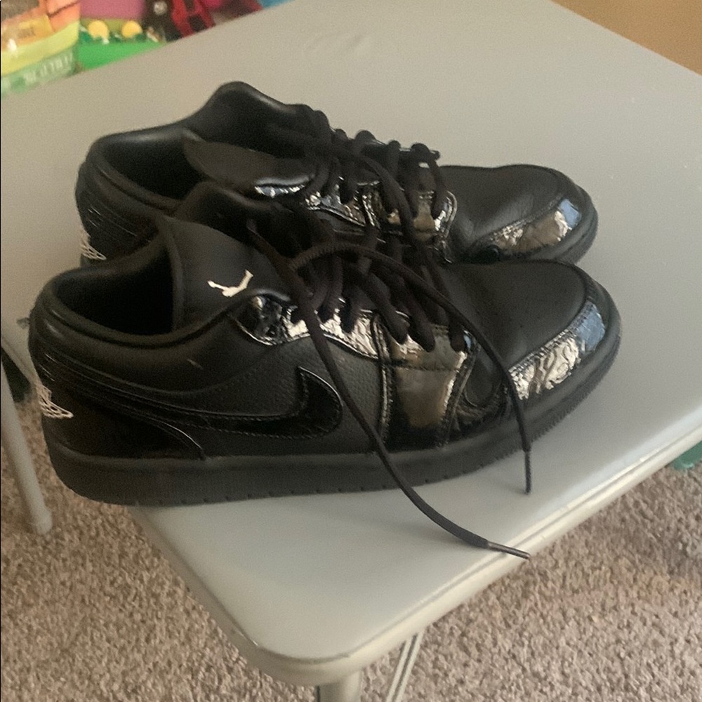 Jordan Black Sneakers Sleek Leather Design